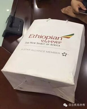 農(nóng)民工撿230萬(wàn)現(xiàn)金歸還 外國(guó)旅客跪地感謝(圖)