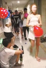 小販蹲在寫字樓樓道里販賣“氣球”,而來來往往的年輕人都喜歡“吹氣球”。