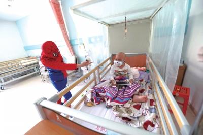 母親扮蜘蛛俠為兒子籌錢續:兒子放棄治療去世 母親扮蜘蛛俠為兒子籌錢續:兒子放棄治療去世