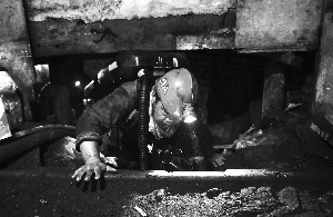 非法小煤礦入口藏在更衣間 只雇傭外地農民干活 非法小煤礦入口藏在更衣間 只雇傭外地農民干活