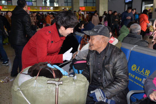 張聰:火車站里的“愛心使者” 張聰:火車站里的“愛心使者”
