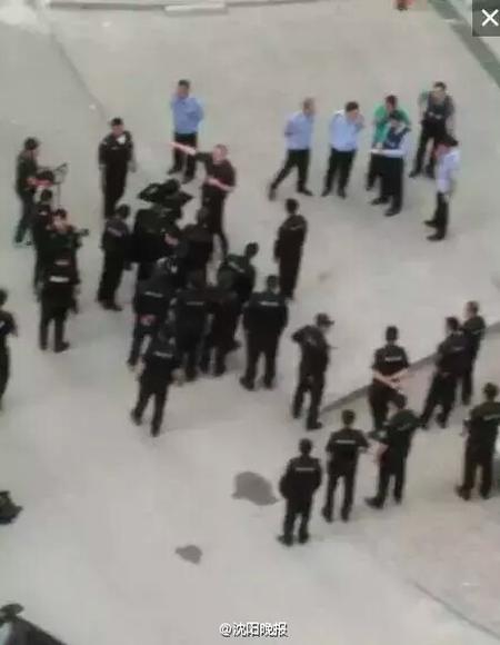 據了解,當地中國農業銀行的一輛運鈔車被車上的四名工作人員劫持,車上運載有3500萬元現金。目前,已有一名嫌犯被警方抓獲,另外三名犯罪嫌疑人在逃,當地公安機關正在全力追捕中。詳細情況記者正在進一步了解中。