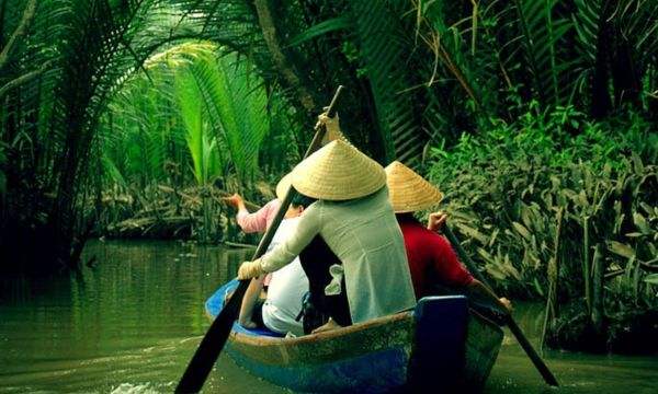 泛舟游覽西貢河。圖片來源于網絡如果你坐在西貢河邊的餐廳里吃牛肉河粉,又或去到幼沙碧海、隱逸閑適的芽莊,沒帶美元又花完了手頭的越南盾,把我掏出來應急也是沒問題的。