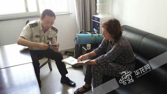 21歲俄羅斯女孩窮游中國(guó) 為搭便車走上高速公路 21歲俄羅斯女孩窮游中國(guó) 為搭便車走上高速公路