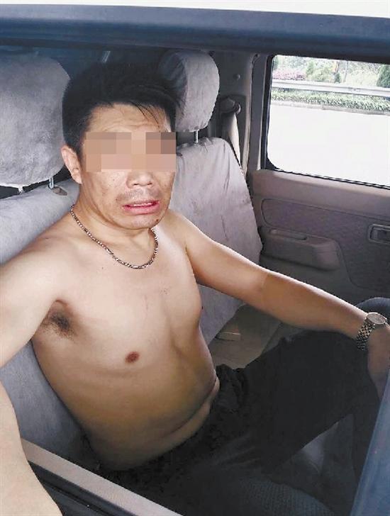 高速交警趕到時,這名男子正赤膊對妻子施暴。