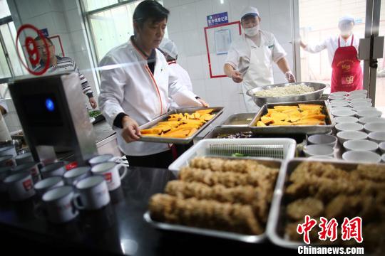 南京一高校銘記長征精神 吃“長征飯”憶苦思甜 南京一高校銘記長征精神 吃“長征飯”憶苦思甜
