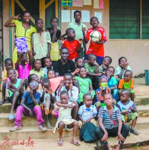 所羅門·阿杜法和孩子們一起拍照,杰克坐在前排