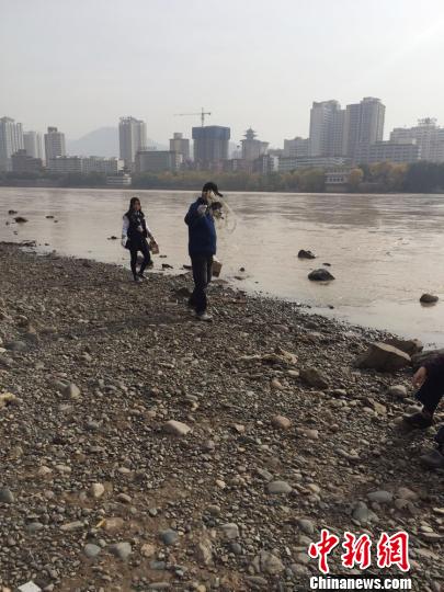 蘭州志愿者保護母親河 借助無人機“定位”撿垃圾 蘭州志愿者保護母親河 借助無人機“定位”撿垃圾