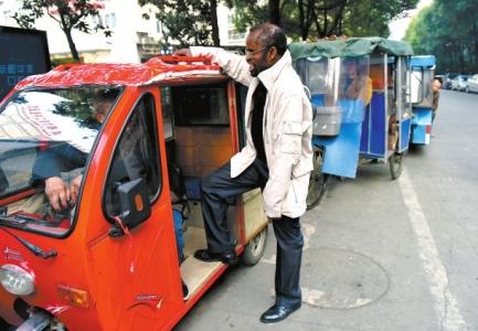 迪亞拉已經融入了成都的生活,經常坐著火三輪去超市購物。