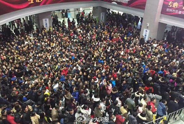 鄭州22日遭暴雪,更多市民選擇地鐵出行,地鐵車站如春運現場。(來源 新浪網)