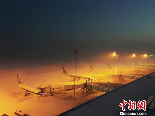烏魯木齊國際機場遭凍霧致航班延誤滯留5000余人(圖)