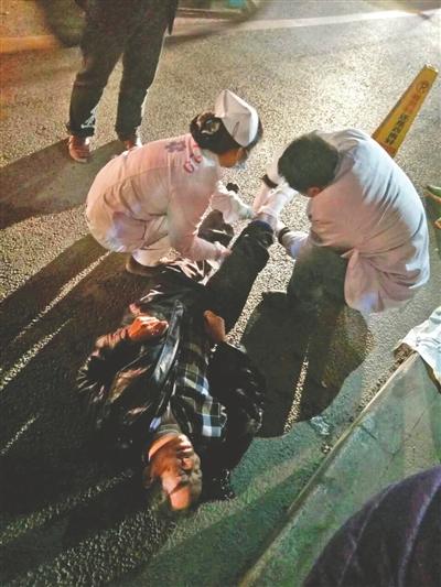 車禍發生后,醫生趕來施救