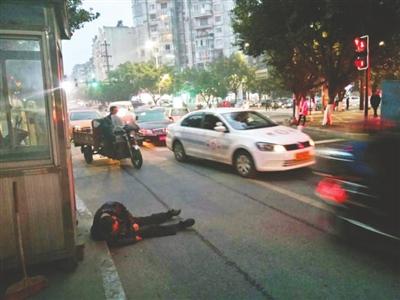 12月8日下午,宜賓,醉酒的張廷右倒在賓館門前的車道上