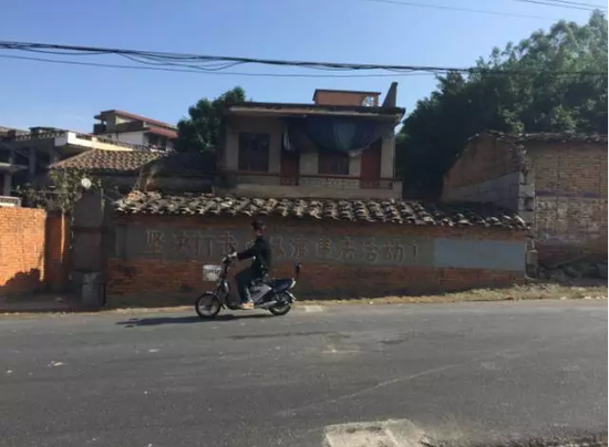 12月13日,長(zhǎng)樂(lè)市潭頭鎮(zhèn),因偷渡屢禁不止,當(dāng)?shù)亟稚纤⒘撕芏啻驌敉刀傻臉?biāo)語(yǔ)。新京報(bào)記者羅婷 攝