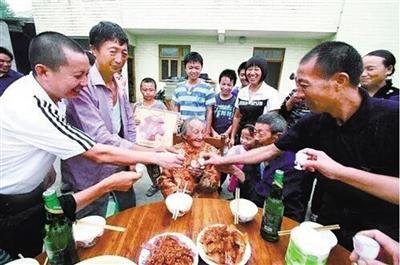 楊昌志老人108歲時,和大家一起過中秋節。(資料圖片)