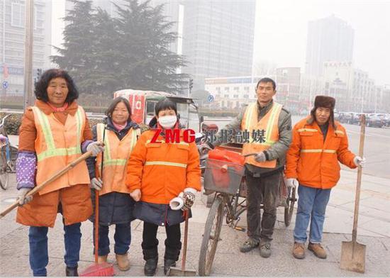 1月18日上午9時,在西四環化工路口,幾位干了一早上的環衛工暫時聚到一起喝水,溝通一下接下來的工作分工。