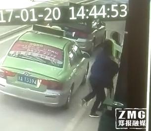 到車里拿出辣椒水并噴向管理人員 視頻截圖