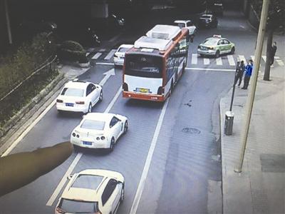 百萬GTR在人民南路進行方向,與二環路交匯口實線變道