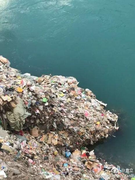 袁立在微博曬出的傾倒在怒江邊的垃圾(圖片來源:袁立微博)