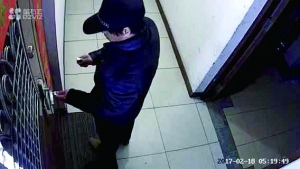 ③王女士家的監控畫面顯示,一名男子頭戴帽子,捂著口罩,偽裝“作案”。