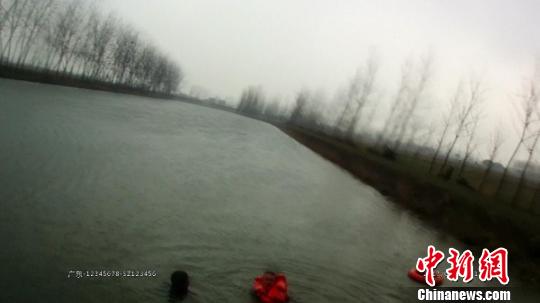 祖孫三人被大風(fēng)刮入魚(yú)塘民警下水救人倆孫女身亡