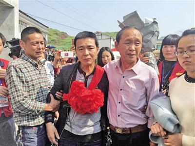 44歲的霍詠奇(中)終于與父親(右)等親人團聚。 寶貝回家志愿者供圖