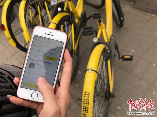 對于難以修補的車牌,李冬雨會進行報修,請運維人員處理。中國青年報·中青在線記者 李想/