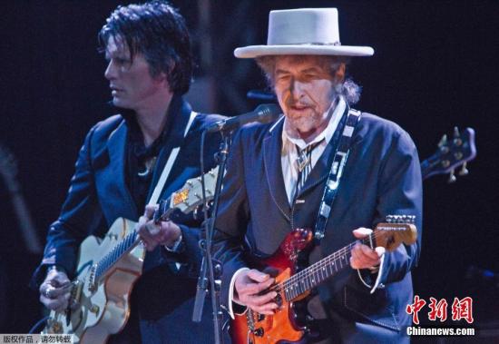 2011年,迪倫在英國倫敦進(jìn)行演出。