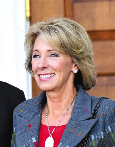 教育部長:貝齊·德沃斯