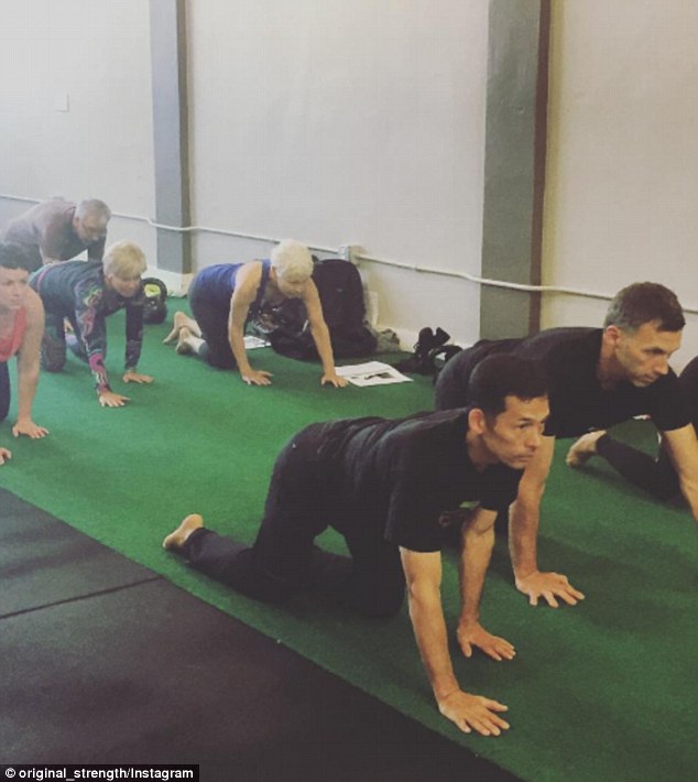 健身新方式!像嬰兒一樣爬行能增強肌肉力量 健身新方式!像嬰兒一樣爬行能增強肌肉力量