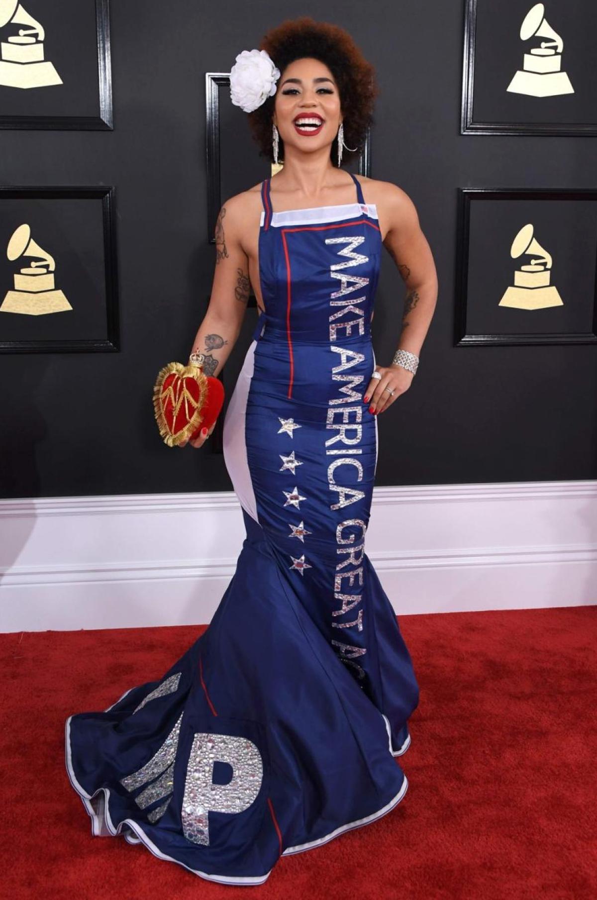 政治風刮到格萊美?女歌星穿特朗普裝搶鏡 政治風刮到格萊美?女歌星穿特朗普裝搶鏡