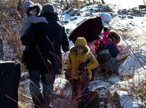 資料圖:路上的偷渡客們。