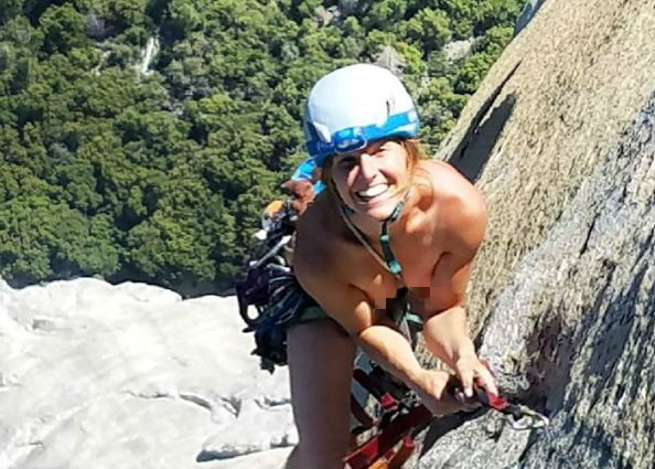 美女裸體攀巖登美加州酋長巖創紀錄 稱“尿尿超方便”(圖) 美女裸體攀巖登美加州酋長巖創紀錄 稱“尿尿超方便”(圖)