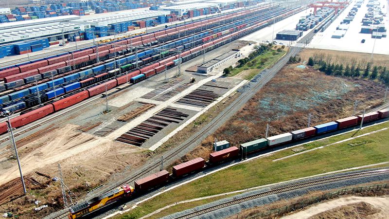 邁向“十五五” “鋼鐵駝隊”馳新程 邁向“十五五” “鋼鐵駝隊”馳新程