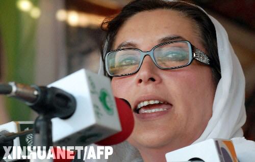 12月27日,巴基斯坦內政部消息人士說,巴前總理貝·布托當日在拉瓦爾品第市舉行的競選集會上遇襲身亡。這是12月26日,貝·布托在白沙瓦向支持者發表講話的資料照片。 新華社/法新