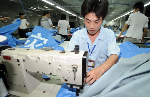 浙江萬頂帳篷送災區 5月22日,浙江省德清縣泰普森休閑用品有限公司來自四川綿陽的員工左宗勤在加班加點趕制帳篷。 連日來,浙江帳篷生產企業加班加點生產救災帳篷,支援地震災區。到目前為止,浙江已有11000多頂帳篷發往災區。 新華社記者王定昶攝