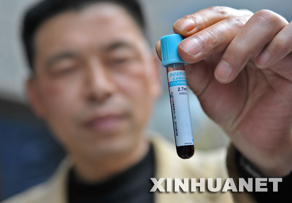 作為大熊貓基因組研究計劃的一部分,四川臥龍大熊貓研究中心的科研人員為大熊貓?zhí)崛⊙簶颖荆〝z于2008年3月20日)。 10月11日,中國科學家在深圳宣布:世界首張大熊貓基因組序列圖譜繪制完成。該圖譜的誕生填補了大熊貓基因組及分子生物學研究的空白,從基因組學的層面上為瀕危物種的保護、疾病監(jiān)控及人工繁殖提供了科學依據。 新華社記者 劉大偉 攝