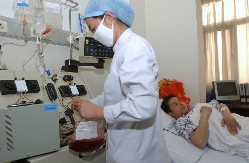 3月18日,在北京市道培醫院病房,醫護人員手拿采集完成的小軍的造血干細胞,準備裝箱。 新華社記者 趙宇思 攝