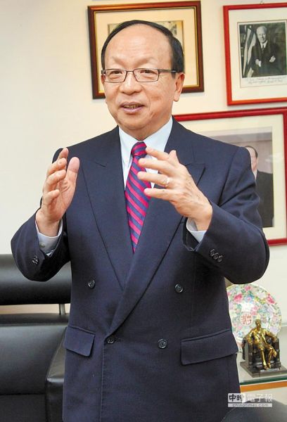 蔣經(jīng)國(guó)之子、國(guó)民黨副主席蔣孝嚴(yán)認(rèn)為,國(guó)民黨沒(méi)有分裂,反倒因?yàn)檫@件事,基層更加穩(wěn)固。 圖片來(lái)源:臺(tái)灣《中時(shí)電子報(bào)》 蔣經(jīng)國(guó)之子、國(guó)民黨副主席蔣孝嚴(yán)認(rèn)為,國(guó)民黨沒(méi)有分裂,反倒因?yàn)檫@件事,基層更加穩(wěn)固。 圖片來(lái)源:臺(tái)灣《中時(shí)電子報(bào)》