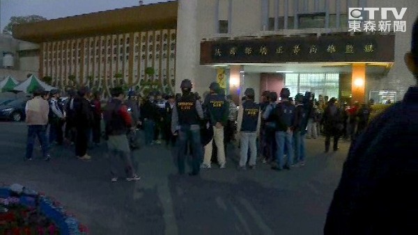 高雄挾警案續(xù):6嫌犯自盡 2人質(zhì)平安獲釋 高雄挾警案續(xù):6嫌犯自盡 2人質(zhì)平安獲釋