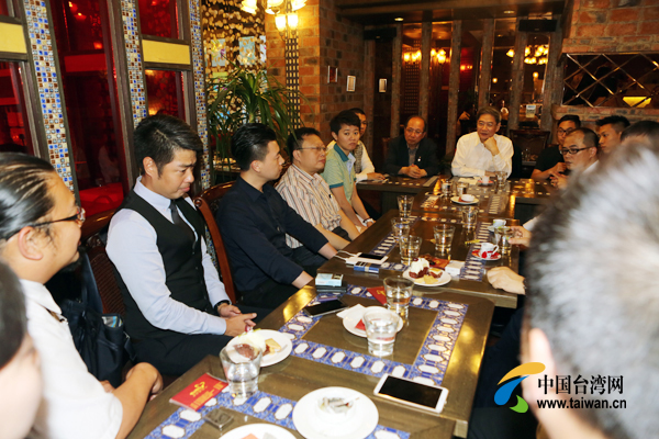 國臺辦主任張志軍與在渝臺灣青年代表茶敘 國臺辦主任張志軍與在渝臺灣青年代表茶敘