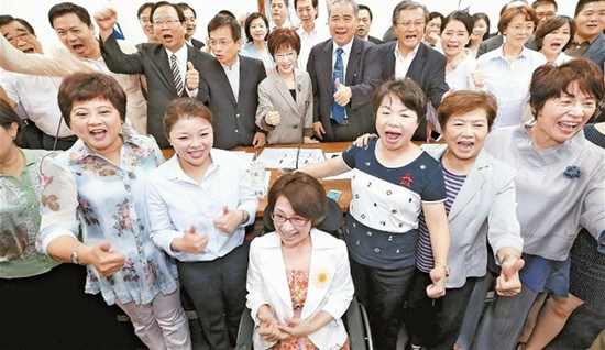 洪秀柱自稱(chēng)“會(huì)飛母雞”帶黨勝選藍(lán)營(yíng)反應(yīng)不一 洪秀柱自稱(chēng)“會(huì)飛母雞”帶黨勝選藍(lán)營(yíng)反應(yīng)不一