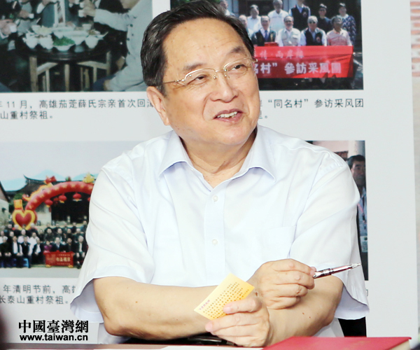 俞正聲在廈門市海滄區(qū)青礁村院前社出席兩岸“同名村、心連心”交流活動(dòng) 俞正聲在廈門市海滄區(qū)青礁村院前社出席兩岸“同名村、心連心”交流活動(dòng)