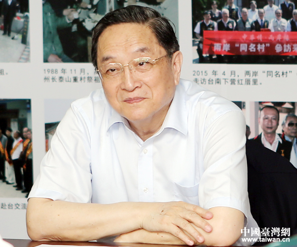 俞正聲在廈門市海滄區(qū)青礁村院前社出席兩岸“同名村、心連心”交流活動(dòng) 俞正聲在廈門市海滄區(qū)青礁村院前社出席兩岸“同名村、心連心”交流活動(dòng)