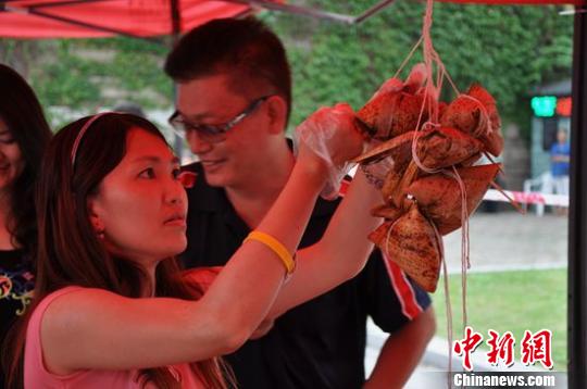 萬水千山“粽”是情 臺商已習慣在蘇州過端午 萬水千山“粽”是情 臺商已習慣在蘇州過端午