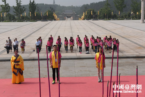 鄂臺兩岸大學生共同祭拜炎帝。(中國臺灣網 梁行 攝 ) 鄂臺兩岸大學生共同祭拜炎帝。(中國臺灣網 梁行 攝 )