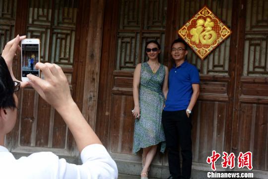 兩岸詩人“青春詩會”詩詠土樓 兩岸詩人“青春詩會”詩詠土樓