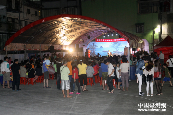 臺灣基隆社區居民贊大陸殘疾人藝術團演出 臺灣基隆社區居民贊大陸殘疾人藝術團演出