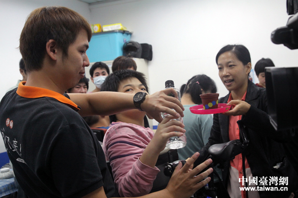 臺灣伊甸殘障福利基金會日間照料中心工作人員在輔導身心障礙者 臺灣伊甸殘障福利基金會日間照料中心工作人員在輔導身心障礙者