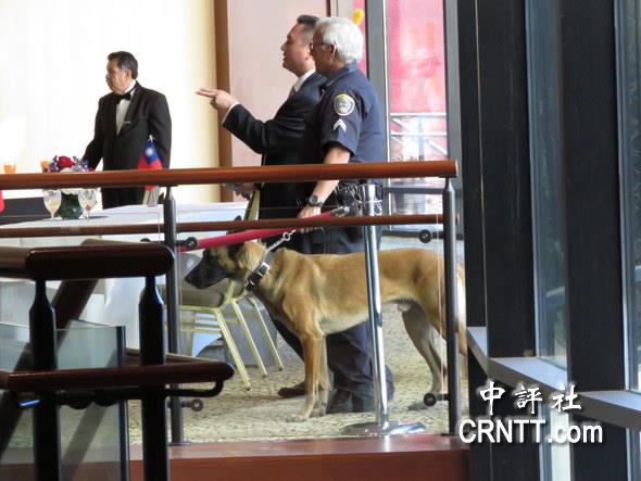 美國警方觸動(dòng)警犬偵查